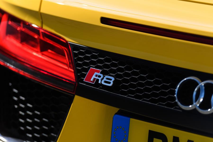 Логотип Audi R8 Spyder V10 2016 года  (UK) (фото 34 из 40)